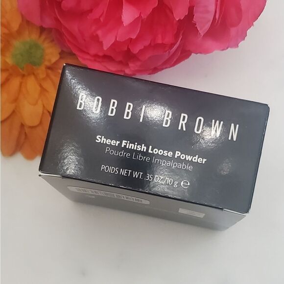 Bobbi Brown Sheer Loose Finishing Powder in Pale Yellow - Picture 8 of 12